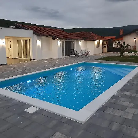 Family Estate Hadzalova Avlija Tatil Evi Bihać