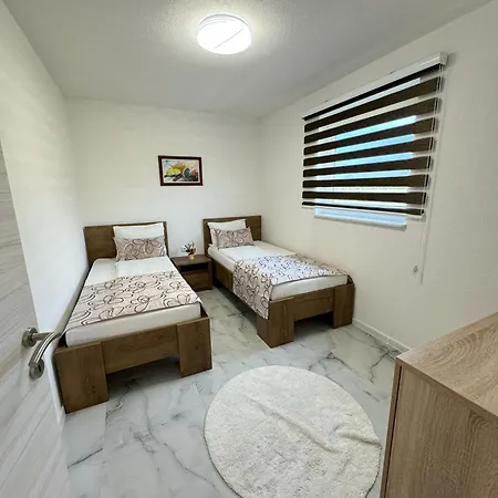 Family Estate Hadzalova Avlija *